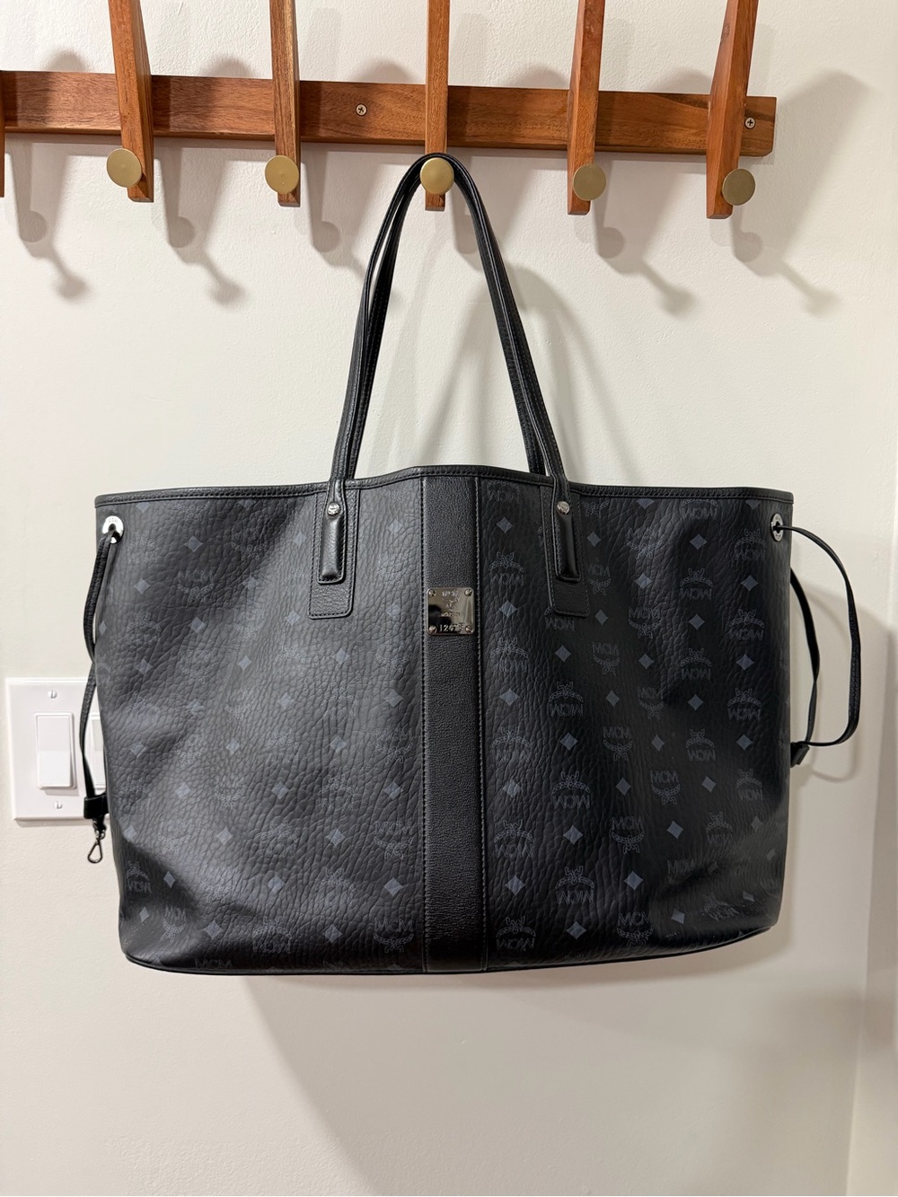 • MCM Reversible Liz Shopper •